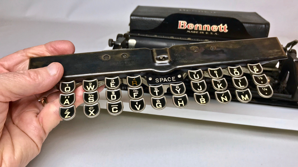 The entire keyboard and type levers are removeable as one unit.