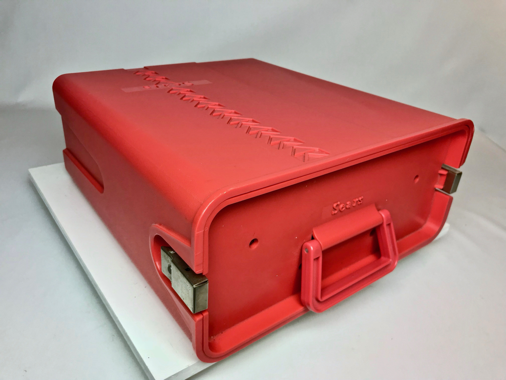 The case is patterned after the Olivetti Valentine's case.