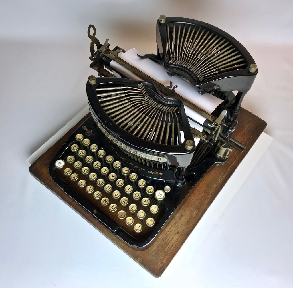 1902 Williams #4 overhead view showing unique split-key configuration