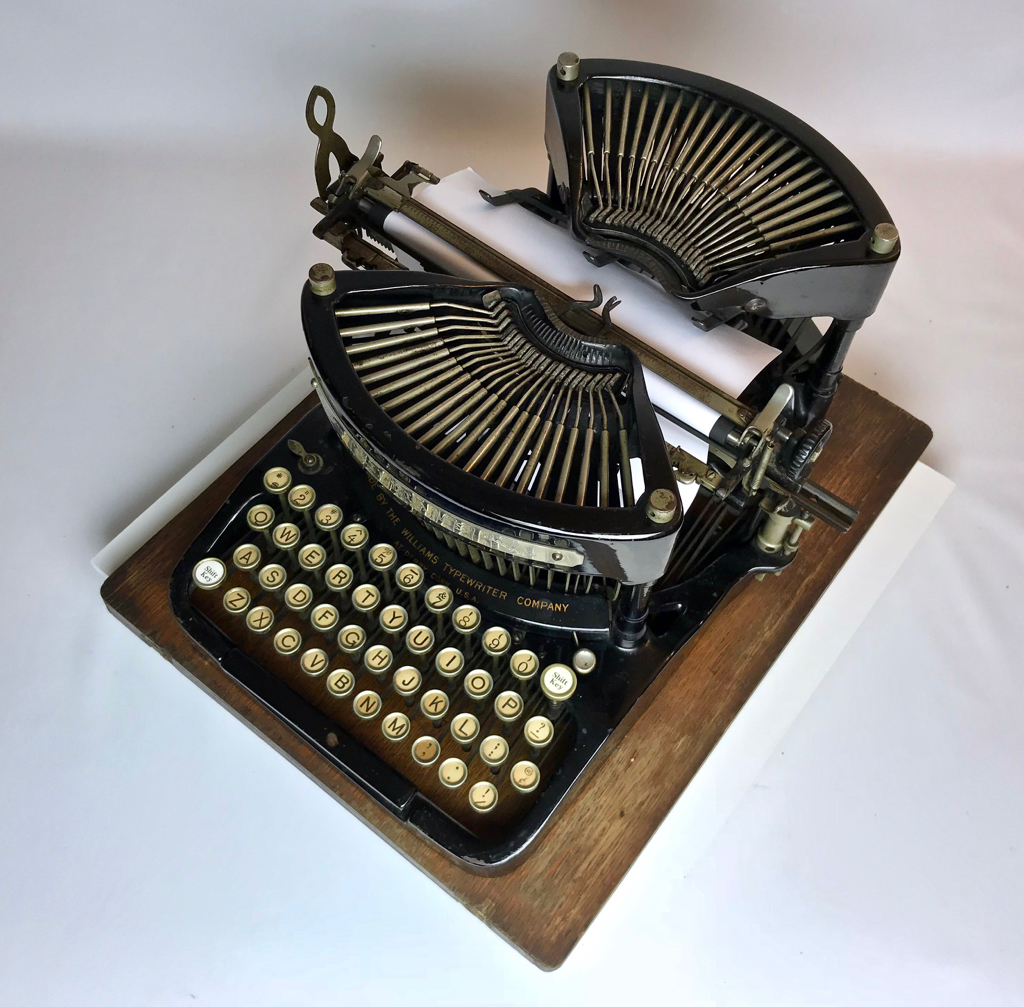1902 Williams #4 overhead view showing unique split-key configuration